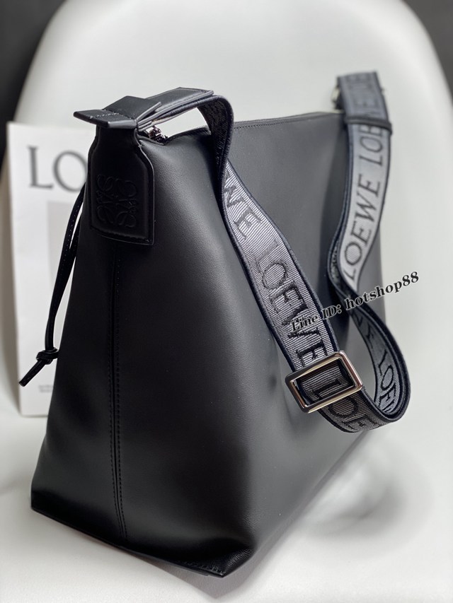 Loewe專櫃同步2022最新款Cubi手袋 羅意威全皮字母肩帶單肩腋下斜挎 型號11235 lyw1483